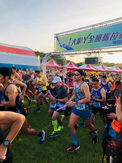 大腳丫盃馬拉松接力賽台中開跑　1800跑者參賽
